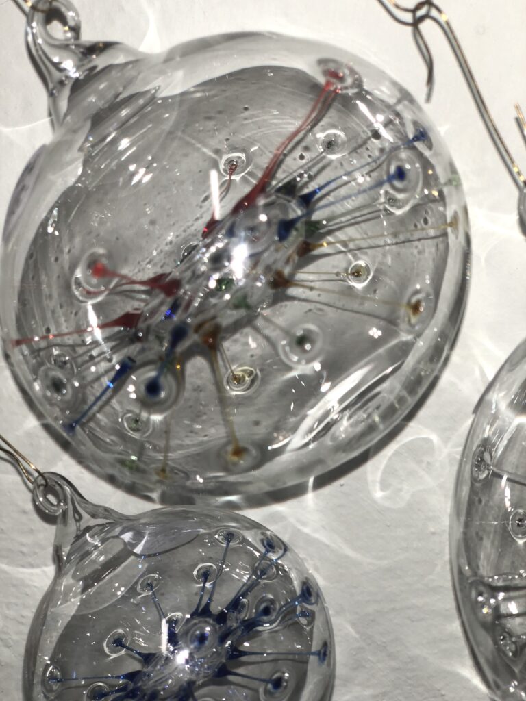 Glaskugel mit buntem Innenleben Glaskugel mit buntem Innenleben