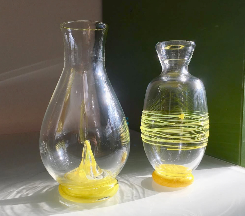 Vasen Zwei Vasen -Klarglas mit gelber Dekoration